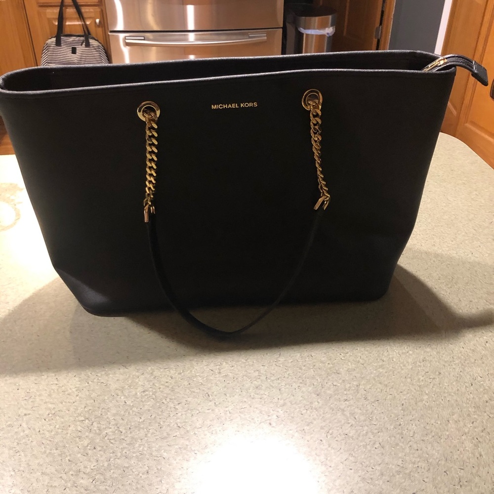 Michael Kors Jet Set Travel Chain Leather Handbag